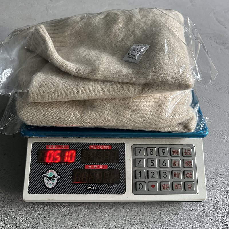 185¥ morehairfuzzy collar sweater-cream | Yupoo - Image 3