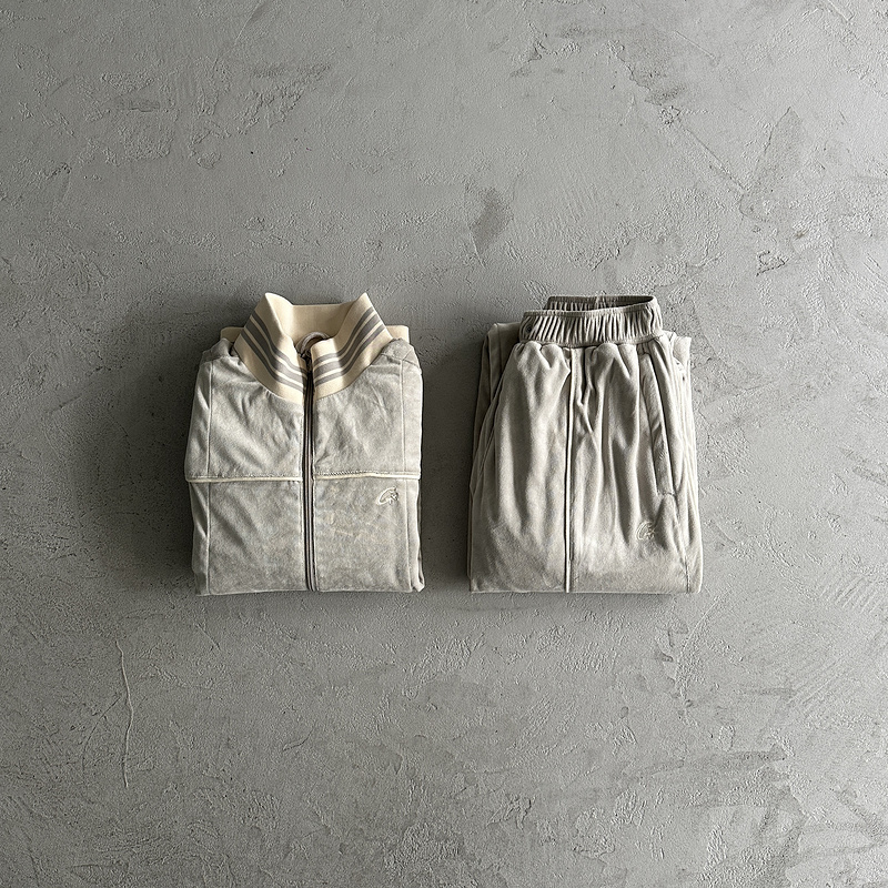 390¥ velour amg set -grey | Yupoo - Image 4
