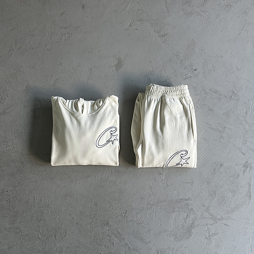 430¥ satin C-star applique suit 