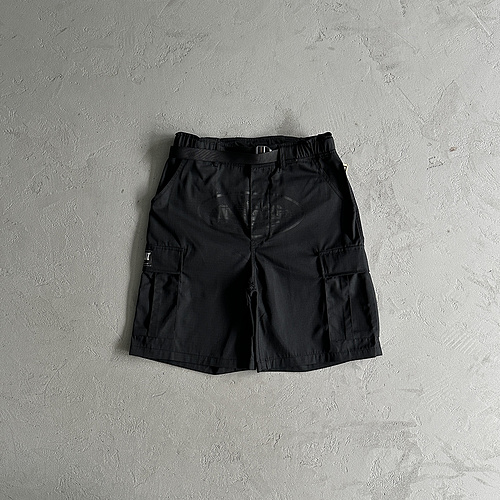 195¥ black cargo shorts