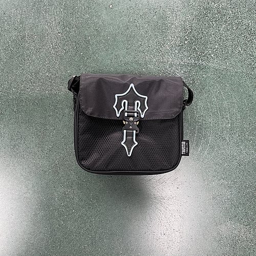 76¥ IRONGATE T CROSS-BODY BAG - BLACK/ice blue 