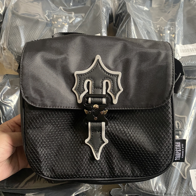 76¥ IRONGATE T CROSS-BODY BAG - BLACK/REFLECTIVE | Yupoo - Image 4