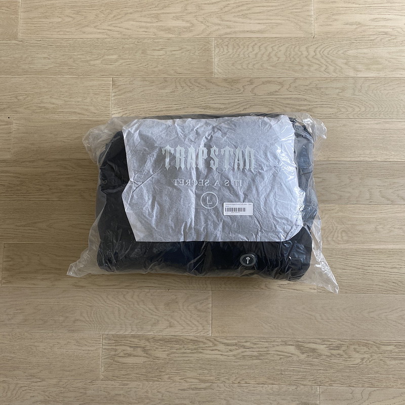 300¥ Oversized Irongate Puffer Jacket - Black | Yupoo - Image 3