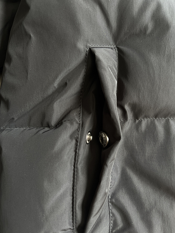 252¥ womens irongate detachable hooded puffer - black | Yupoo - Image 11