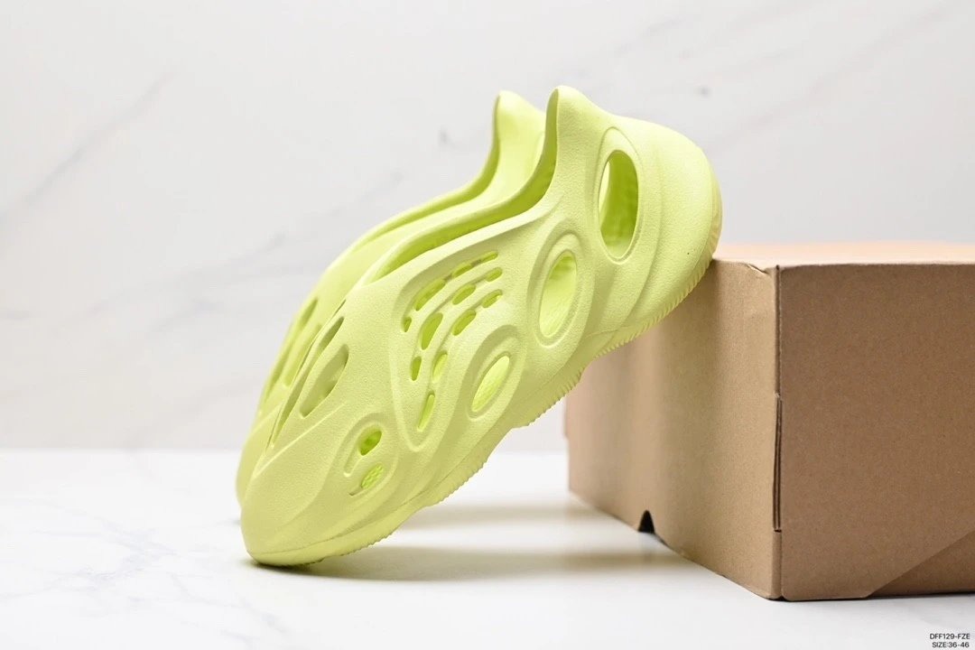 Yeezy Slide - Image 3