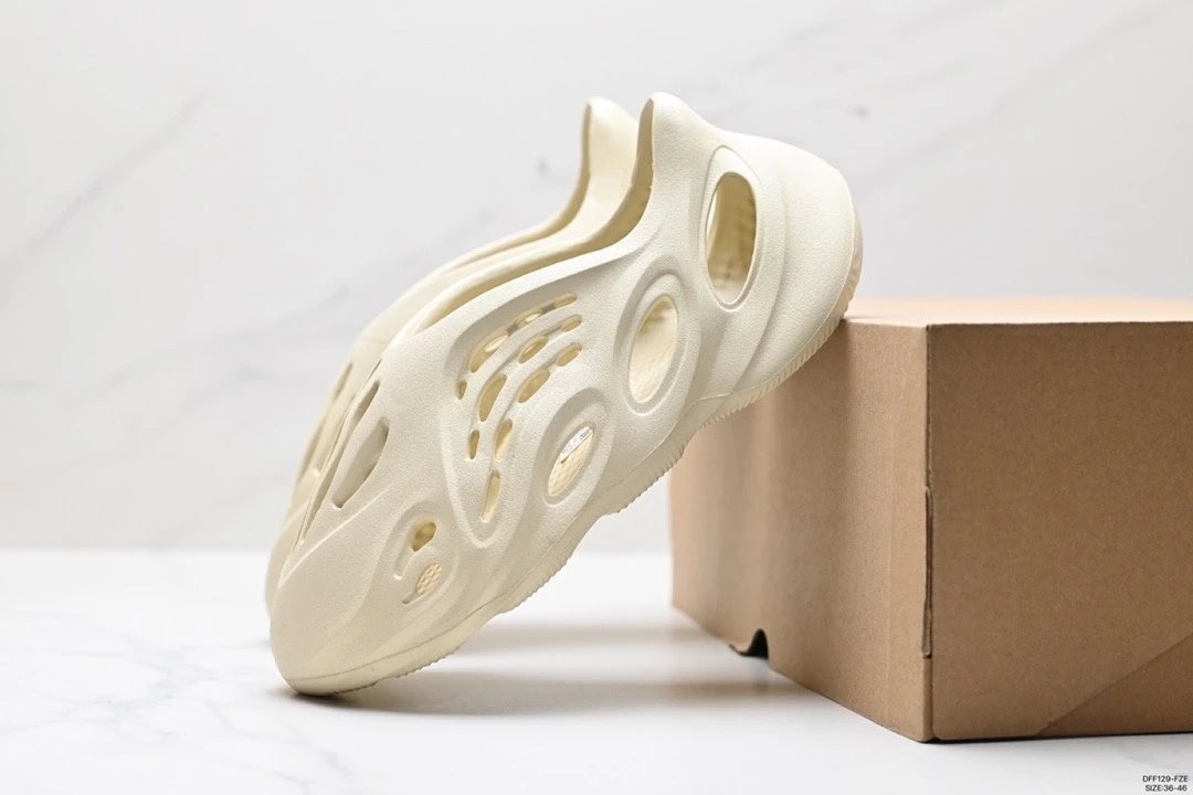 Yeezy Slide - Image 2