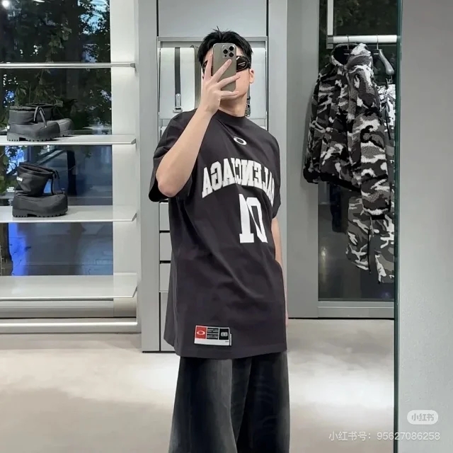 Balenciaga T - Image 18