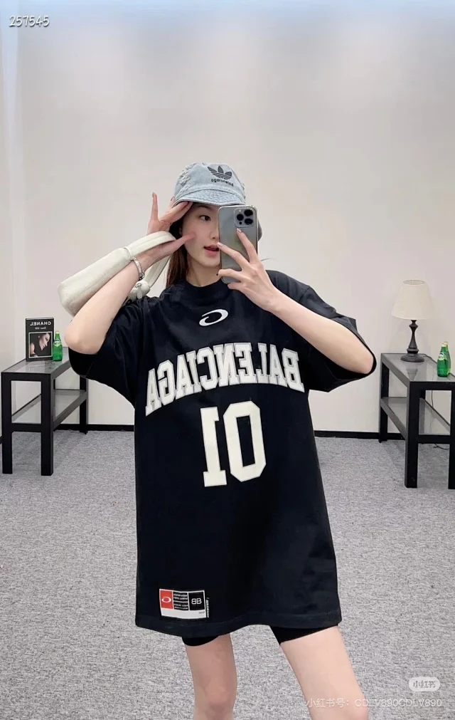 Balenciaga T - Image 19