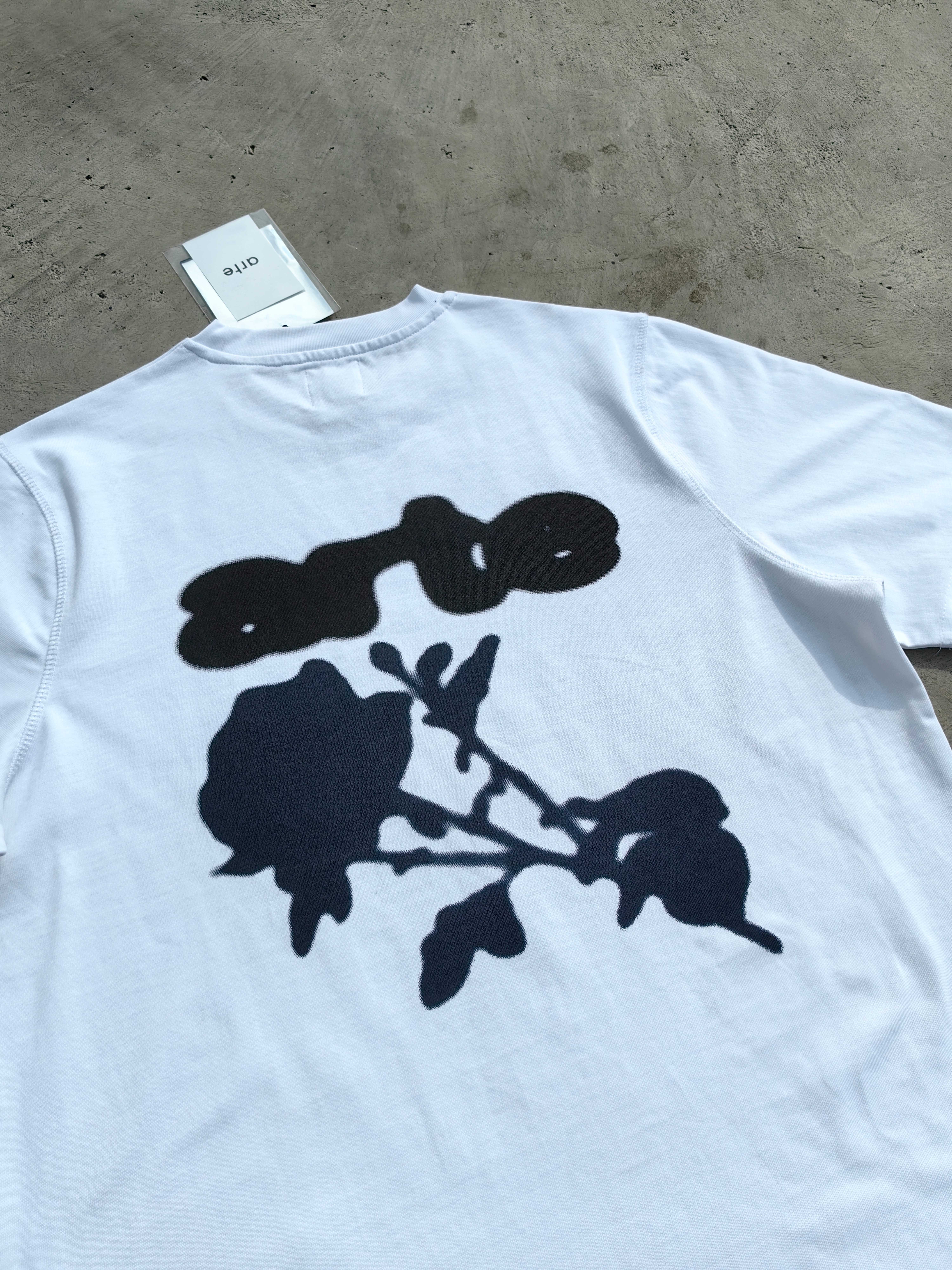 Arte Blur Flower T-shirt - Image 2