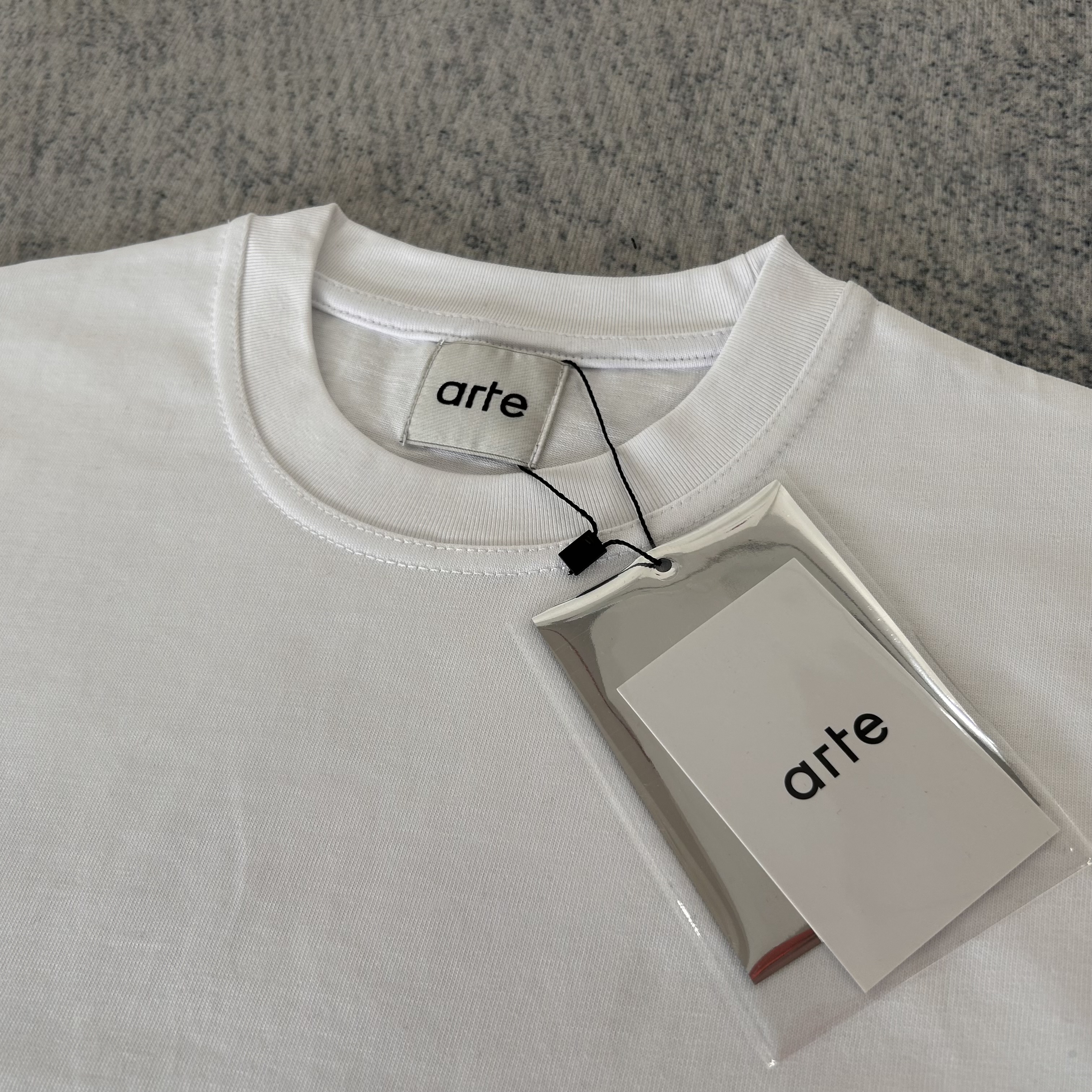 Arte Blur Flower T-shirt - Image 8