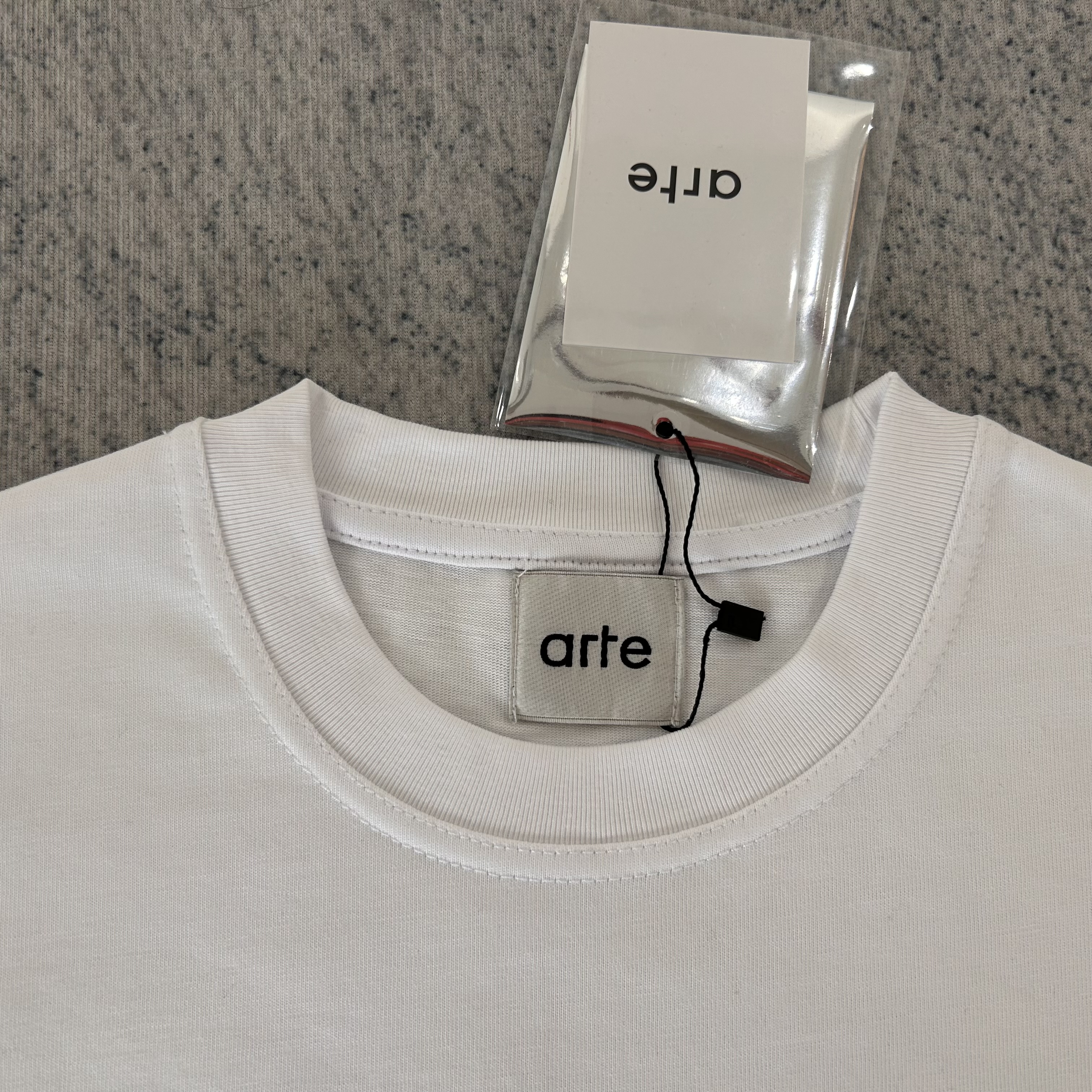 Arte Blur Flower T-shirt - Image 10