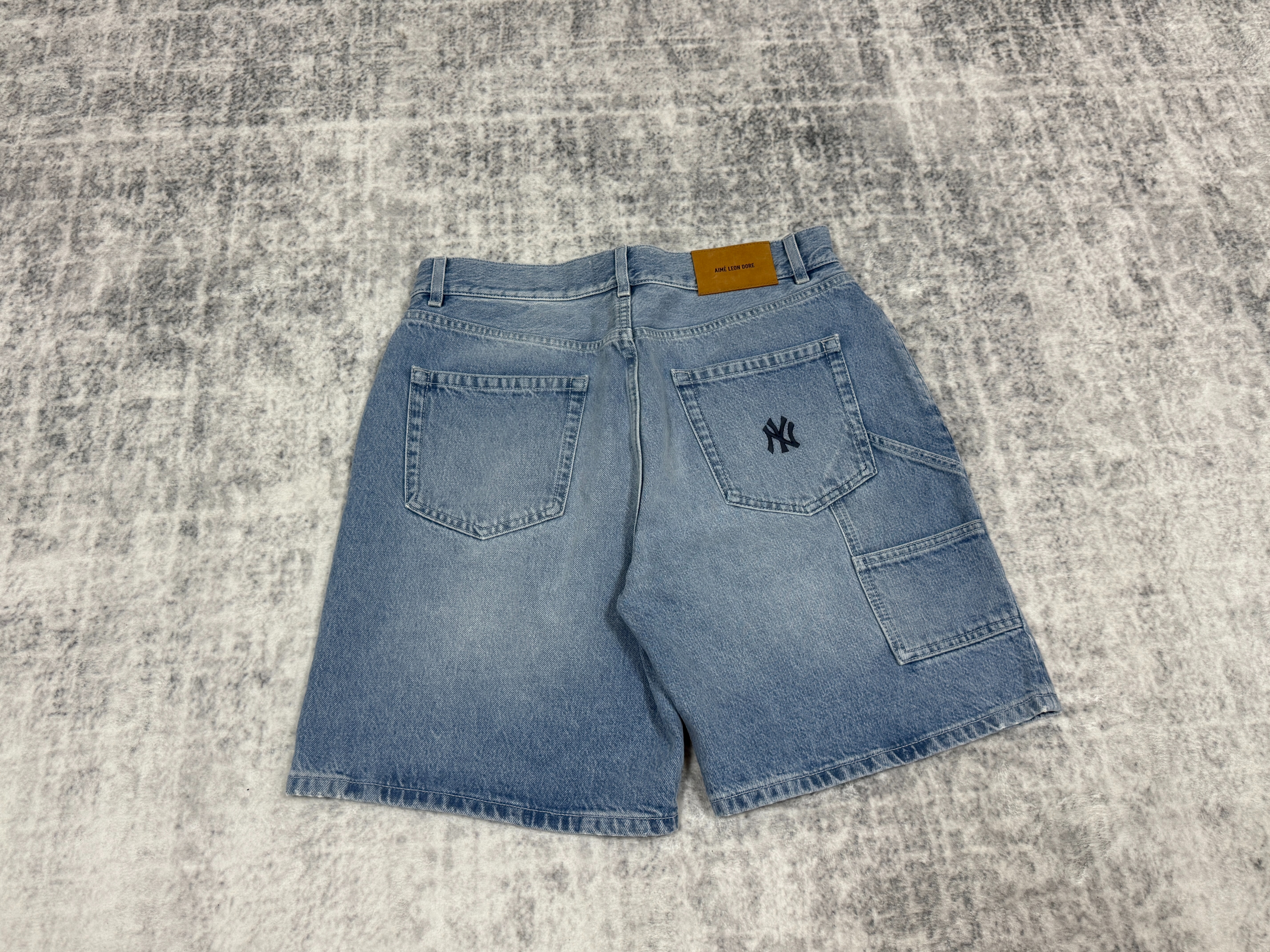 A 蓝色牛仔短裤 shorts